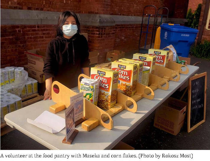 A volunteer at UIDN's food pantry. (Photo by Rokosz Most)